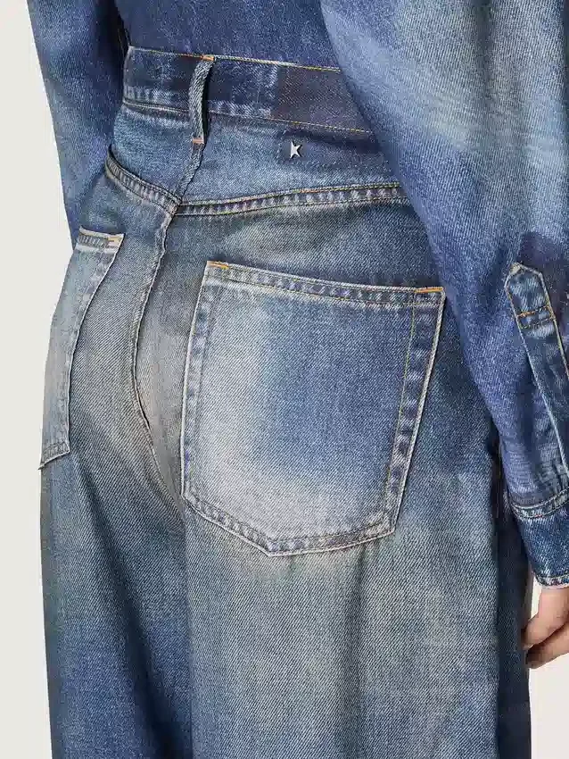 Jeans da donna in stile boyfriend in denim blu con stampa d’archivio