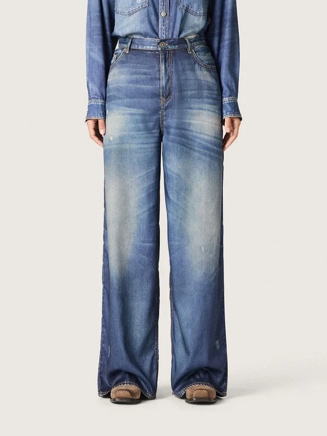 Jeans da donna in stile boyfriend in denim blu con stampa d’archivio