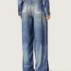 Jeans da donna in stile boyfriend in denim blu con stampa d’archivio