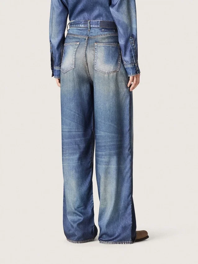 Jeans da donna in stile boyfriend in denim blu con stampa d’archivio