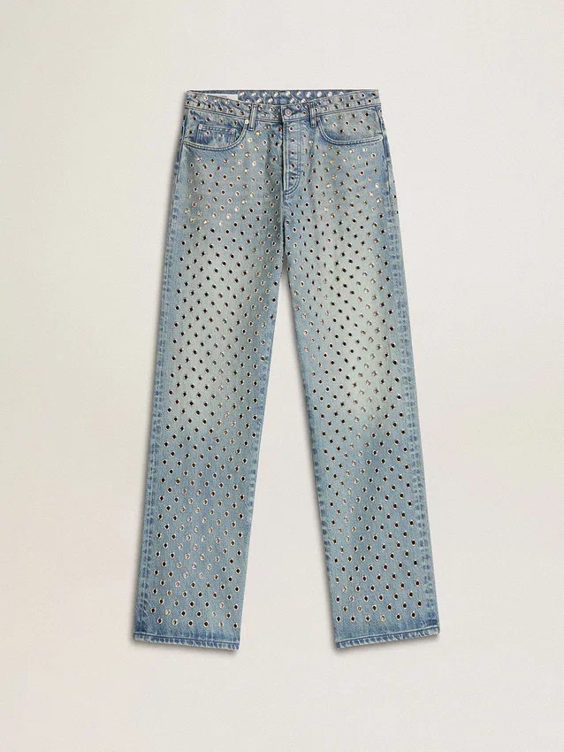 Jeans da donna lavati con occhielli su tutta la superficie