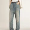 Jeans da donna lavati con occhielli su tutta la superficie