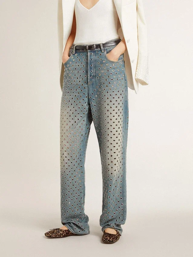 Jeans da donna lavati con occhielli su tutta la superficie