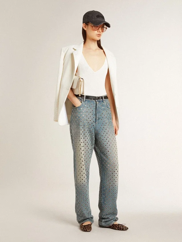 Jeans da donna lavati con occhielli su tutta la superficie