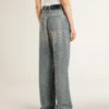 Jeans da donna lavati con occhielli su tutta la superficie