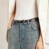 Jeans da donna lavati con occhielli su tutta la superficie