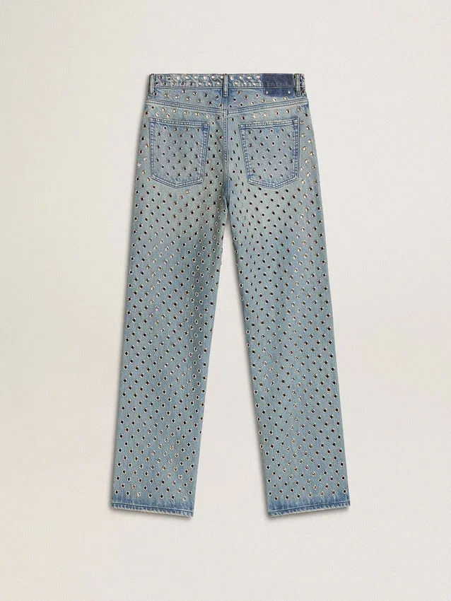 Jeans da donna lavati con occhielli su tutta la superficie