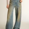 Jeans da donna modello boyfriend con effetto vissuto, lavaggio sabbia e borchie