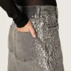 Jeans da donna modello boyfriend in denim grigio con borchie argentate effetto sfumato