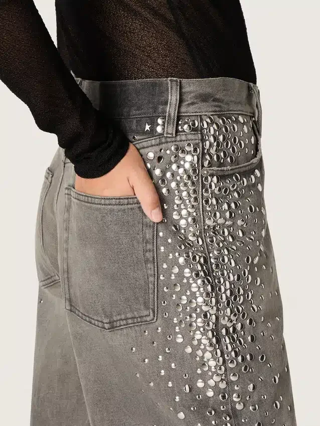Jeans da donna modello boyfriend in denim grigio con borchie argentate effetto sfumato