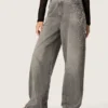 Jeans da donna modello boyfriend in denim grigio con borchie argentate effetto sfumato