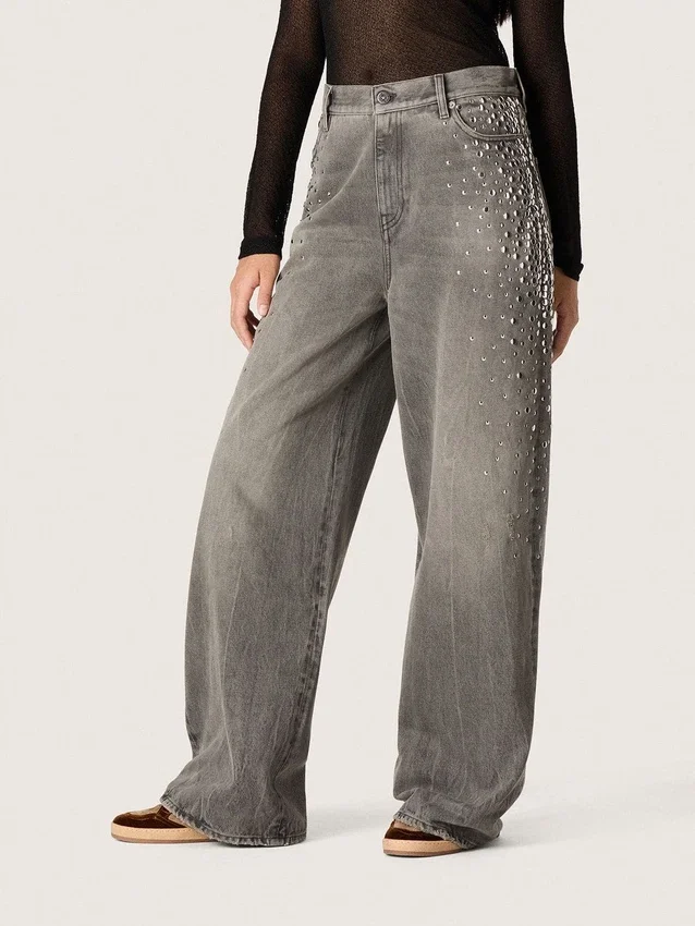 Jeans da donna modello boyfriend in denim grigio con borchie argentate effetto sfumato
