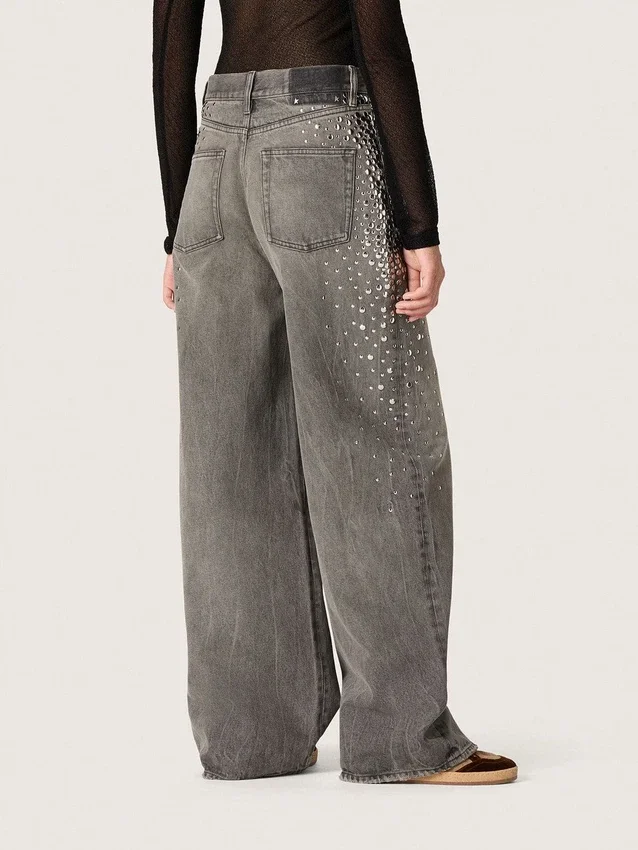 Jeans da donna modello boyfriend in denim grigio con borchie argentate effetto sfumato