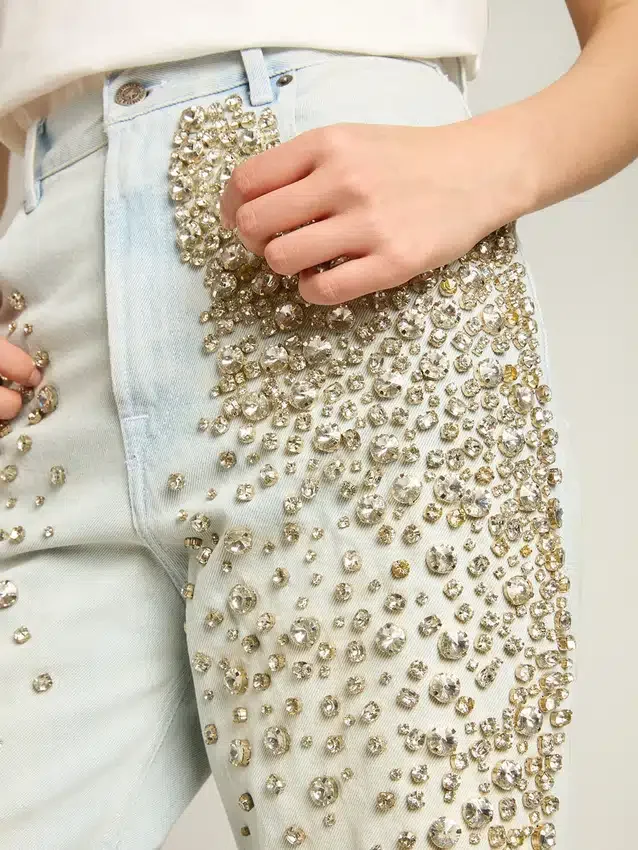 Jeans da donna sbiaditi con cristalli cabochon