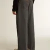 Jeans da uomo grigio scuro in denim con lavaggio a pieghe ritorte
