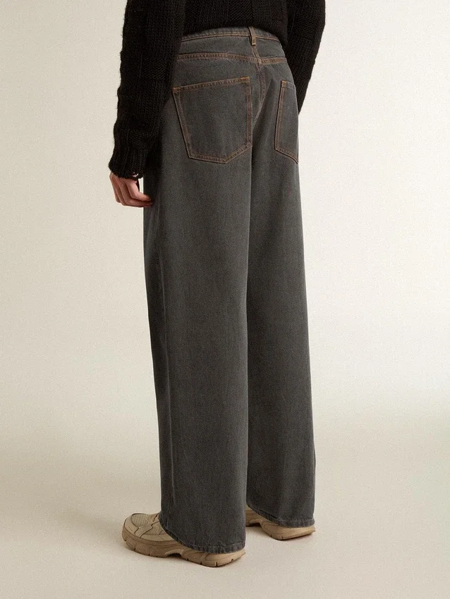 Jeans da uomo grigio scuro in denim con lavaggio a pieghe ritorte