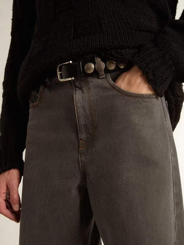 Jeans da uomo grigio scuro in denim con lavaggio a pieghe ritorte