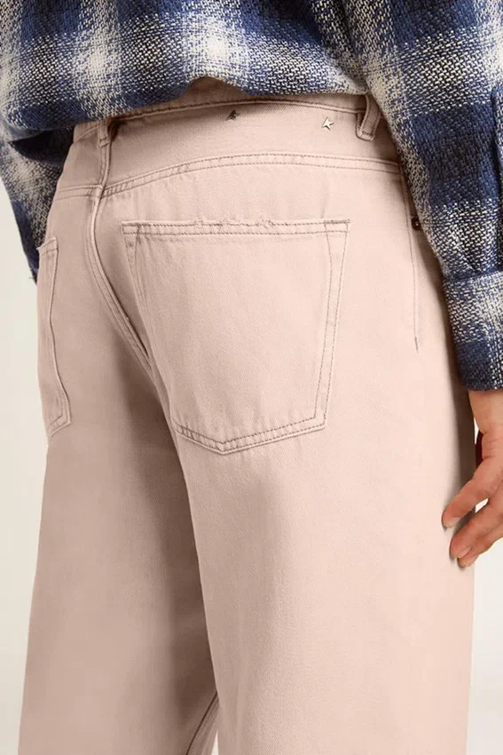 Jeans da uomo tinti di rosa