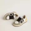 Junior Ball Star in nappa bianca con inserti in pelle scamosciata verde scuro e stella nera