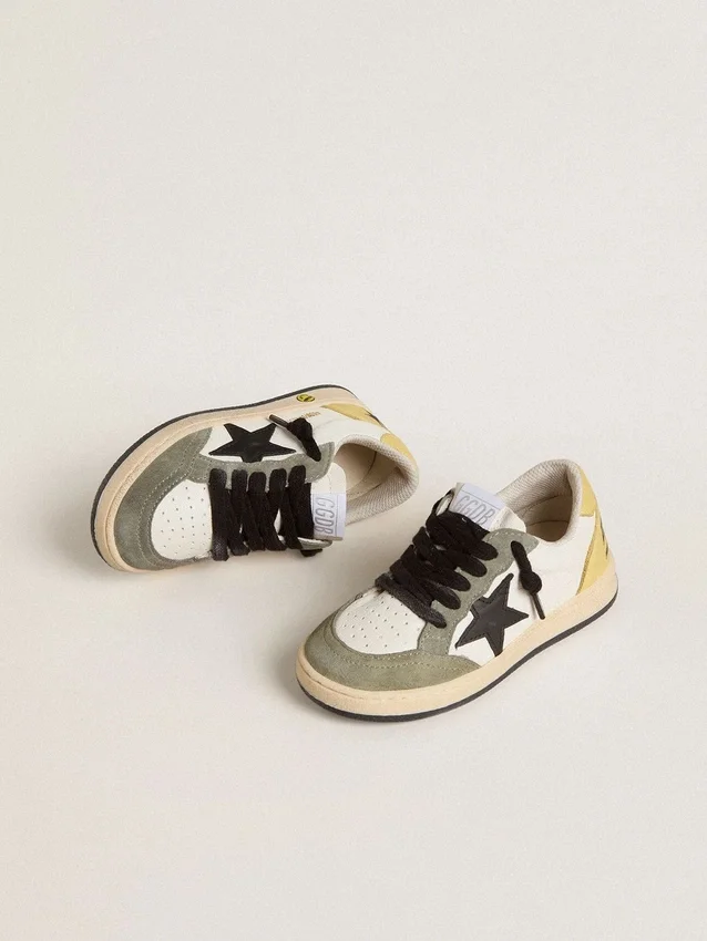 Junior Ball Star in nappa bianca con inserti in pelle scamosciata verde scuro e stella nera