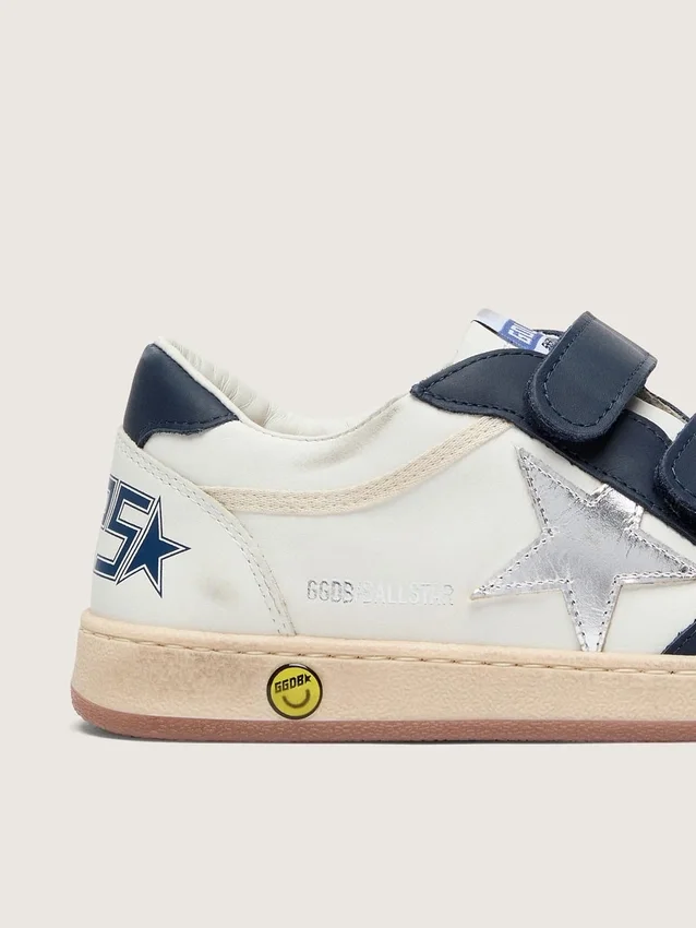 Young Ball Star in pelle bianca con stella in pelle argento metallizzato e inserti in pelle blu scuro