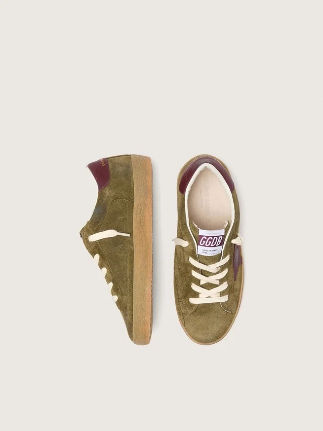 Junior Super-Star in pelle scamosciata verde militare con stella in pelle bordeaux e linguetta sul tallone