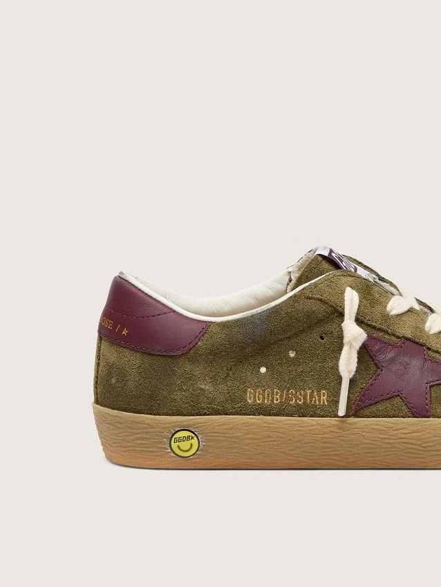 Junior Super-Star in pelle scamosciata verde militare con stella in pelle bordeaux e linguetta sul tallone