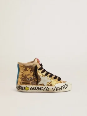 La giovane Francy Penstar in paillettes dorate con stella in pelle scamosciata grigio ghiaccio