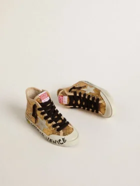 La giovane Francy Penstar in paillettes dorate con stella in pelle scamosciata grigio ghiaccio