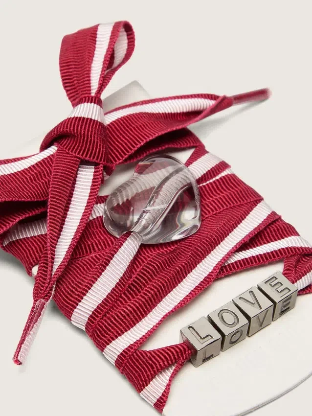Lacci a strisce rosse e bianche “Pellami” con ciondoli