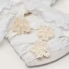 Lacci bianchi increspati “Pellami” con applicazioni di perline a forma di fiore
