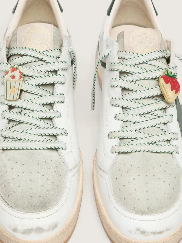 Lacci bianchi “Pellami” con ricami verde bosco e spille a forma di fragola
