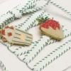Lacci bianchi “Pellami” con ricami verde bosco e spille a forma di fragola
