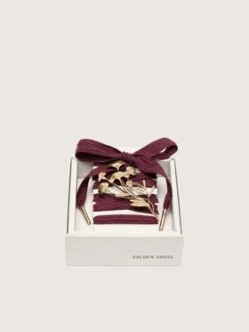 Lacci CNY Pellami in lana bordeaux con spilla a forma di fiore dorata