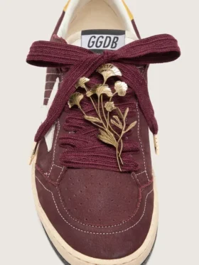 Lacci CNY Pellami in lana bordeaux con spilla a forma di fiore dorata