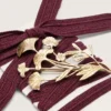 Lacci CNY Pellami in lana bordeaux con spilla a forma di fiore dorata