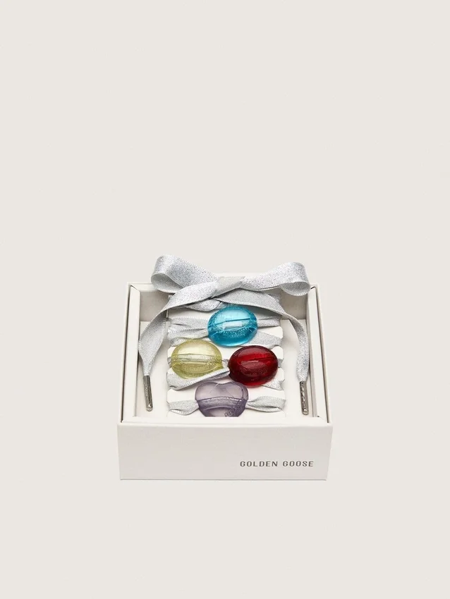 Lacci di pellami color argento con quattro ciondoli colorati