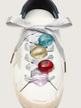 Lacci di pellami color argento con quattro ciondoli colorati
