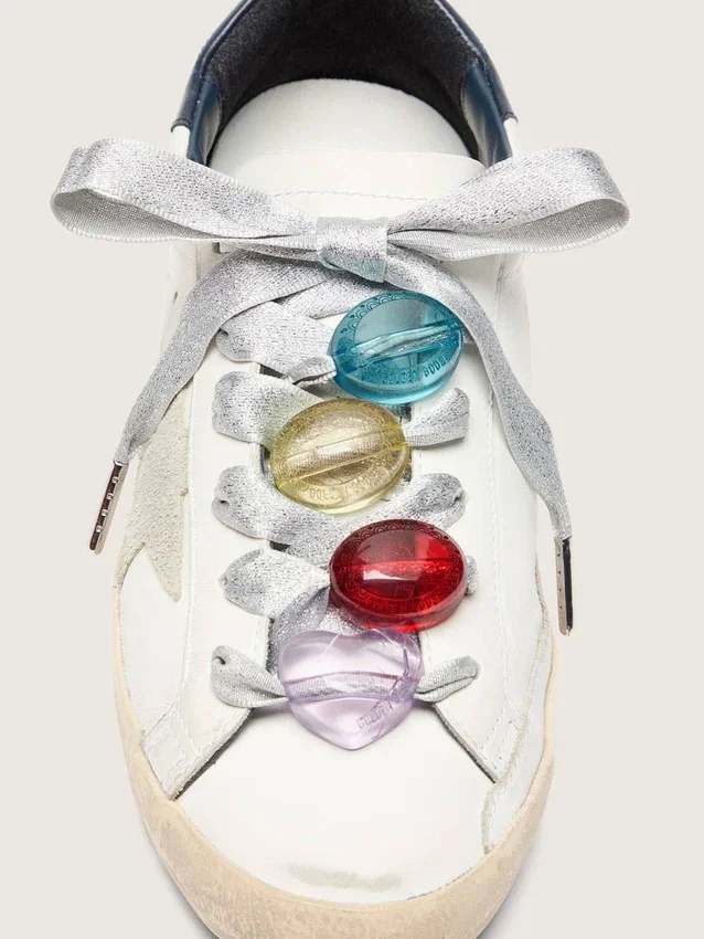 Lacci di pellami color argento con quattro ciondoli colorati