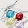Lacci di pellami color argento con quattro ciondoli colorati