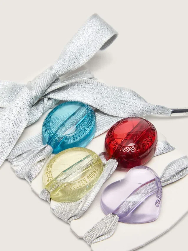 Lacci di pellami color argento con quattro ciondoli colorati