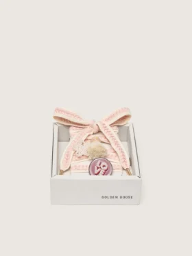 Lacci "Pellami" beige chiaro con treccia rosa, spilla e applicazioni