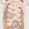 Lacci "Pellami" beige chiaro con treccia rosa, spilla e applicazioni
