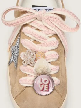 Lacci “Pellami” beige chiaro con treccia rosa, spilla e applicazioni