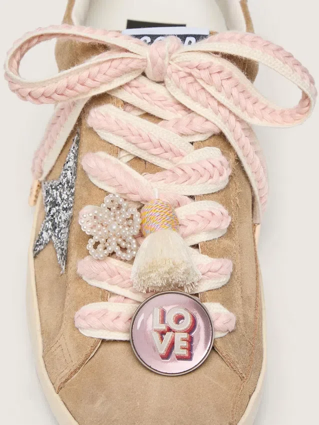 Lacci "Pellami" beige chiaro con treccia rosa, spilla e applicazioni
