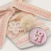 Lacci "Pellami" beige chiaro con treccia rosa, spilla e applicazioni