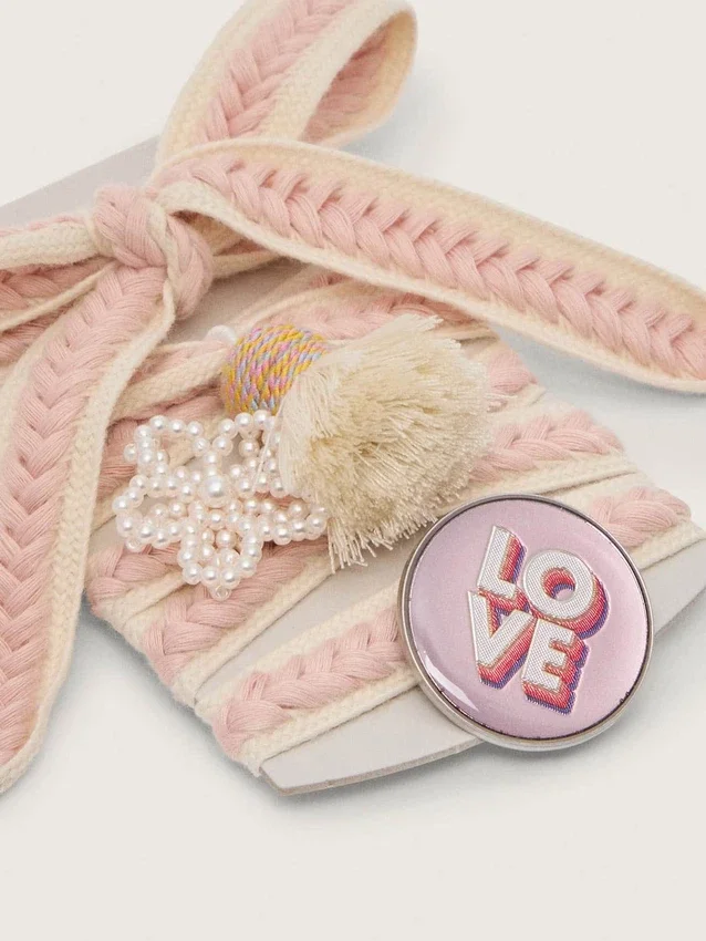 Lacci "Pellami" beige chiaro con treccia rosa, spilla e applicazioni