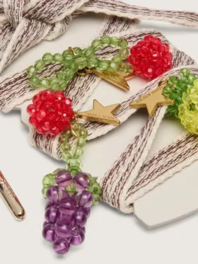 Lacci ricamati a righe color crema e grigio tortora con tre ciondoli a forma di frutto