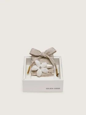 Lacci "Vintage" a righe bianche e beige con ciondolo a forma di fiore