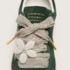 Lacci "Vintage" a righe bianche e beige con ciondolo a forma di fiore